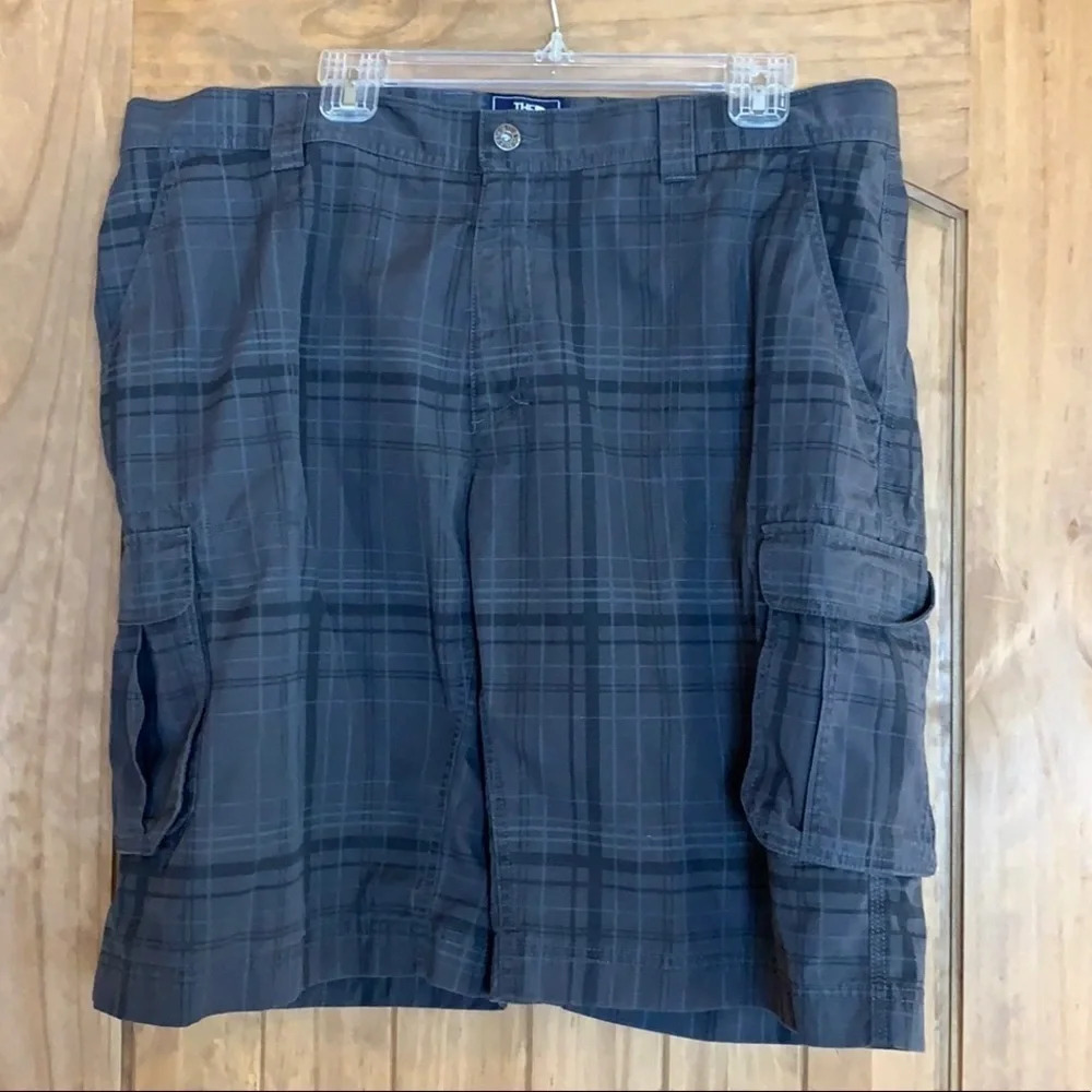 North Face gray plaid cargo shorts Size 40